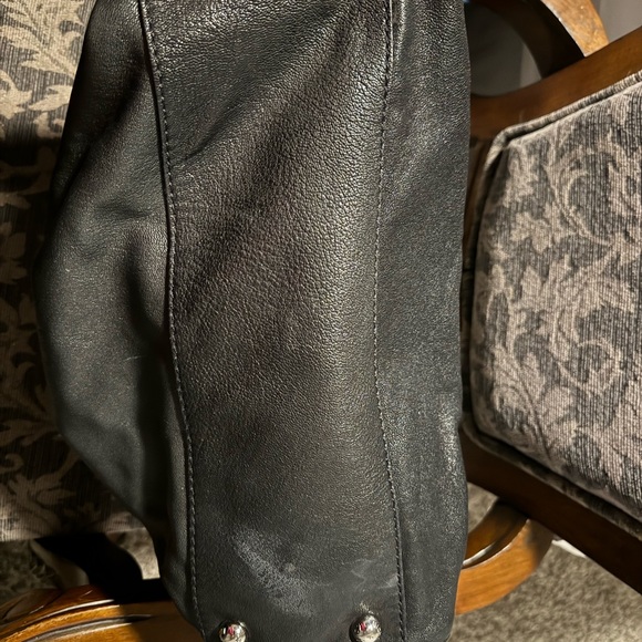 Beautiful black Michael Kors Large Hamilton bag with silver hardware. - Picture 3 of 6